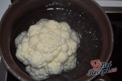 Příprava receptu Slaný květákový dort s mletým masem, sýrem a slaninkou, krok 1