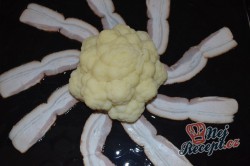 Příprava receptu Slaný květákový dort s mletým masem, sýrem a slaninkou, krok 2