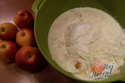 Příprava receptu Dokonalý šlehačkový štrůdl (tvarohový a jablečný), krok 4