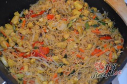 Příprava receptu Čínské nudle s kuřecím masem připravené za 15 minut, krok 4