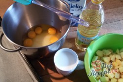 Příprava receptu Hrnkový jablečný koláček našich babiček, krok 1