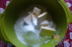 Příprava receptu Křupavé mini záviny ze zakysané smetany plněné džemem, krok 2