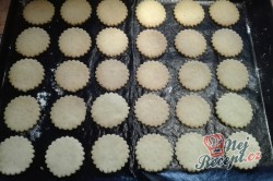 Příprava receptu Ořechové dortíčky s kouskem oříšku, krok 2