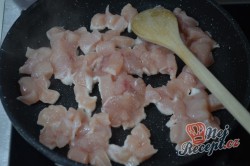 Příprava receptu Lehký kuřecí salát se zálivkou ze zakysané smetany a dijonské hořčice, krok 1
