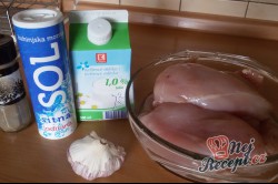 Příprava receptu Jemná marináda na kuřecí prsa z kefíru a s jemnou česnekovou chutí, krok 1