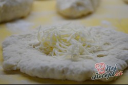 Příprava receptu Kefírové placky se sýrem. Super náhrada pečiva ke snídani., krok 4
