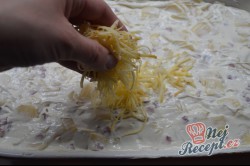 Příprava receptu Zapékané těstoviny s tvarohem a slaninou, krok 6