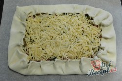 Příprava receptu Fantastická falešná pizza se základem ze zakysané smetany, kterou připravíte zcela jednoduše, krok 2