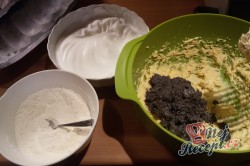 Příprava receptu Makový hrníčkový koláč v starodávné kameninové formě, krok 4