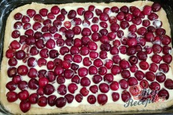 Recept Kynutý koláč s třešněmi a drobenkou