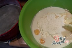 Příprava receptu Věneček z kynutého těsta posypaný cukrem, krok 3