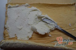 Příprava receptu Křehká kokosová roláda s mascarpone krémem, krok 7