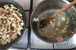 Příprava receptu Těstoviny s kuřecím masem a sýrovou omáčkou, krok 3