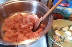 Příprava receptu Těstoviny s kuřecím masem v rajčatové omáčce, krok 2