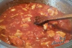 Příprava receptu Těstoviny s kuřecím masem v rajčatové omáčce, krok 6