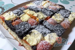 Příprava receptu Kynutý koláč s mákem, meruňkami a tvarohem, krok 11