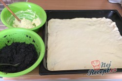 Příprava receptu Kynutý koláč s mákem, meruňkami a tvarohem, krok 7