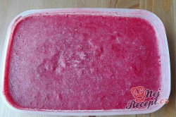Příprava receptu Zdravý mražený jahodový jogurt/zmrzlina, připraveno za 5 minut ze 4 surovin, krok 3