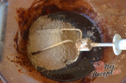 Příprava receptu Fantastické čokoládové muffiny bez pšeničné mouky plné kvalitní čokolády, krok 2