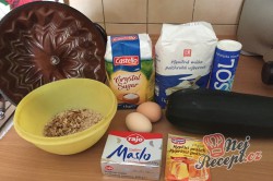 Příprava receptu Cuketová bábovka s ořechy, krok 1