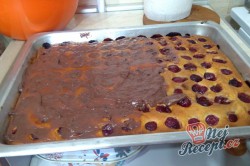Příprava receptu Třešňový koláč s bohatou vrstvou šlehačky, krok 3