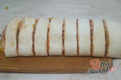 Příprava receptu Pizzovníky z listového těsta se šunkou, sýrem a kukuřicí, krok 4