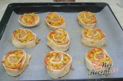 Příprava receptu Pizzovníky z listového těsta se šunkou, sýrem a kukuřicí, krok 6