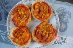 Příprava receptu Pizzovníky z listového těsta se šunkou, sýrem a kukuřicí, krok 7
