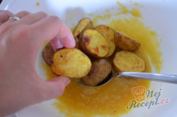 Příprava receptu Pečené brambory s francouzskou omáčkou, krok 9