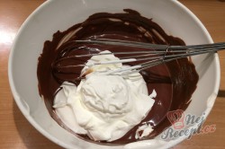 Příprava receptu Fantastický koláč Nescafé se smetanovo čokoládovou pěnou, krok 7
