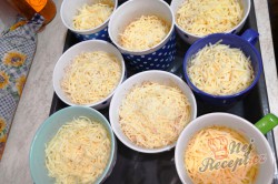 Příprava receptu Sýr se šunkou a vajíčkem bez smažení, krok 7