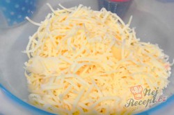 Příprava receptu Sýr se šunkou a vajíčkem bez smažení, krok 2