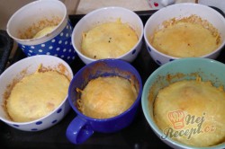 Příprava receptu Sýr se šunkou a vajíčkem bez smažení, krok 8