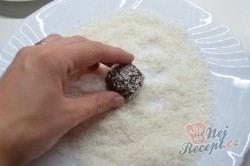 Příprava receptu Nepečené vánoční kokosové kuličky s čokoládou, které máte hotové za půl hodinku., krok 5