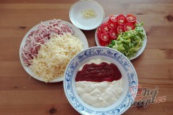 Příprava receptu Pikantní těstoviny se salámem z jednoho pekáčku, krok 1