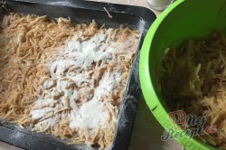 Příprava receptu Jablečný sypaný koláček s dětskou krupicí připraven za 5 minut, krok 5