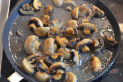 Příprava receptu Kuřecí soté s houbami a bramborovými šiškami, krok 5