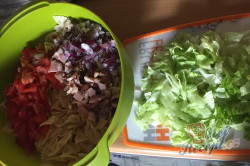 Příprava receptu Jednoduchý letní těstovinový salát připravený za 20 minut, krok 5