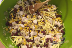 Příprava receptu Lehký salát s kuřecím masem, fazolemi a sýrem, krok 5