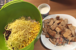 Příprava receptu Lehký salát s kuřecím masem, fazolemi a sýrem, krok 4