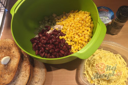 Příprava receptu Lehký salát s kuřecím masem, fazolemi a sýrem, krok 3