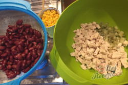 Příprava receptu Lehký salát s kuřecím masem, fazolemi a sýrem, krok 2
