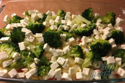 Příprava receptu Vrstvený těstovinový salát se zakysanou smetanou, krok 8