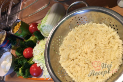 Příprava receptu Vrstvený těstovinový salát se zakysanou smetanou, krok 3