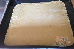 Příprava receptu Jednoduchý tvarohovo borůvkový koláč s drobenkou, krok 6