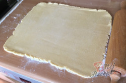 Příprava receptu Jednoduchý tvarohovo borůvkový koláč s drobenkou, krok 5
