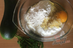 Příprava receptu Cuketa pečená v česnekově-jogurtovém těstíčku, krok 2