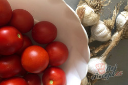 Příprava receptu Česnekovo rajčatová směs za studena, kterou netřeba ani zavařovat a nezkazí se., krok 1