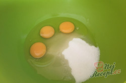 Příprava receptu Tvaroh, vajíčka, zakysaná smetana a broskve jsou základem na vynikající TVAROHÁČEK, krok 2