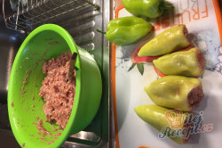 Příprava receptu Tradiční, chuťově nepřekonatelná plněná paprika v rajčatové omáčce, krok 3